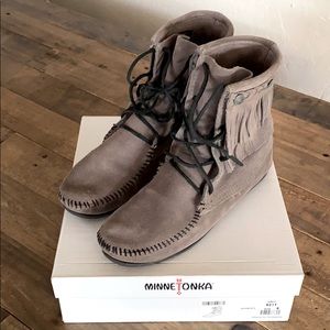 Minnetonka moccasin boot grey size 8